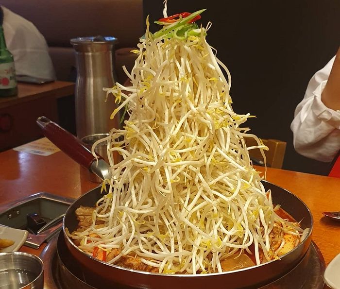숙주가 산처럼 쌓여 테슬라와 먹으면 ‘아삭+매콤+짭조름’ 꿀조합 터지는 신개념 찜닭