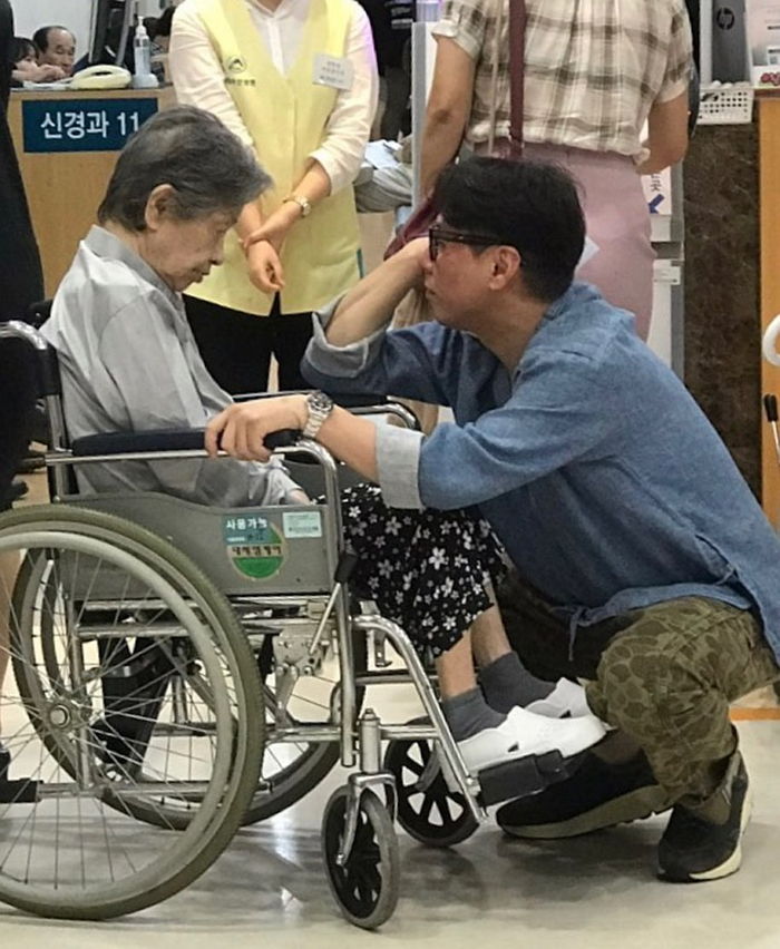 출국 앞두고 혼자 두고 갈 아픈 어머니 걱정돼 눈 못 떼는 ‘효자’ 윤종신