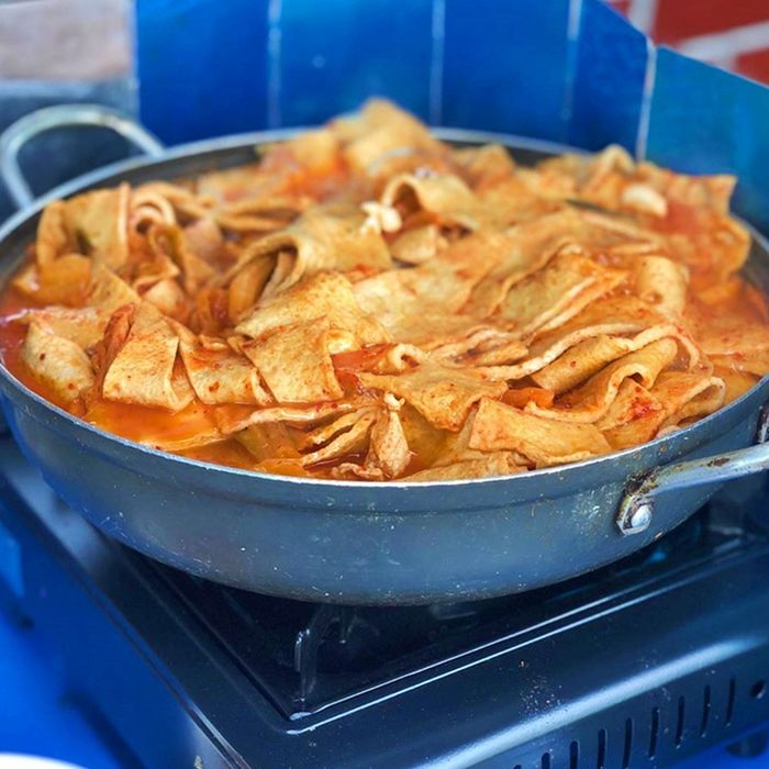 칼칼하고 얼큰한 김치찌개 국물에 쫀득한 어묵 들이부은 인사동 찌개집