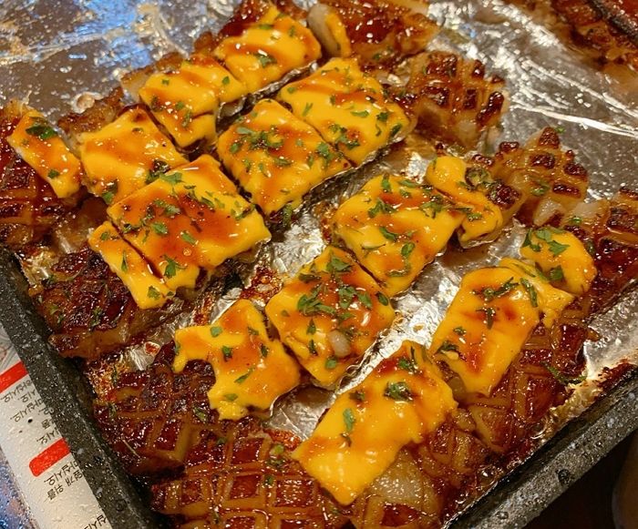 짭짤한 치즈 이불 덮어 한입 먹으면 ‘물광 피부’ 되는 ‘치즈 돼지껍데기’