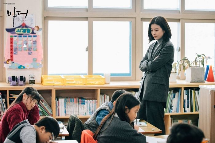 “초딩때 수학 익힘책 안 가져와서 수학책 펴놓고 눈치 본 사람, 저뿐인가요?”