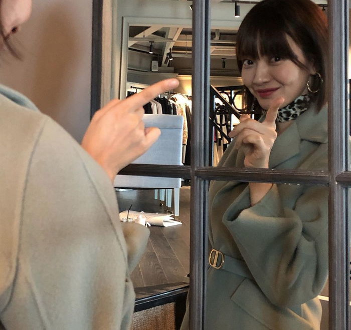 쏙 들어간 ‘러블리 보조개’로 청순 비주얼 뽐낸 오늘자 ‘김우빈♥’ 신민아