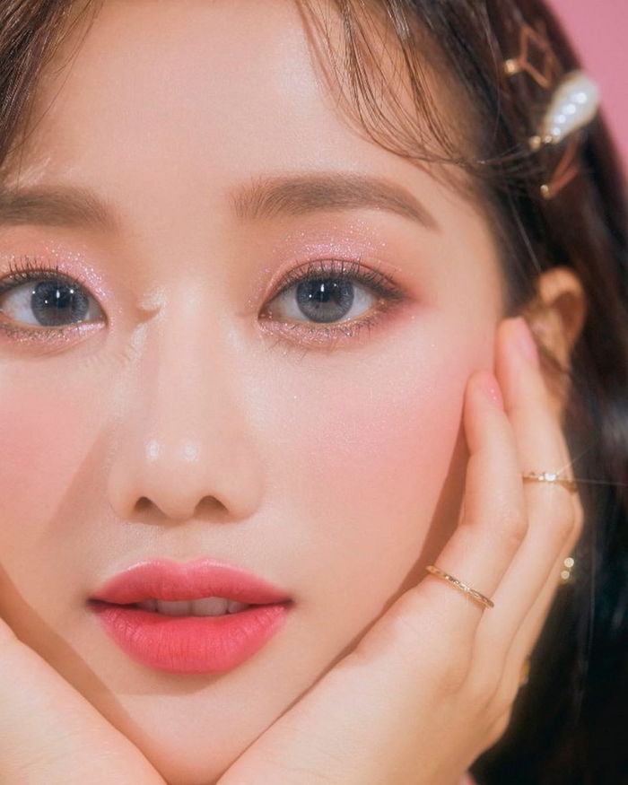 초근접 ‘얼빡샷’에도 굴욕 ‘1도’ 없는 이나은의 미모 수준