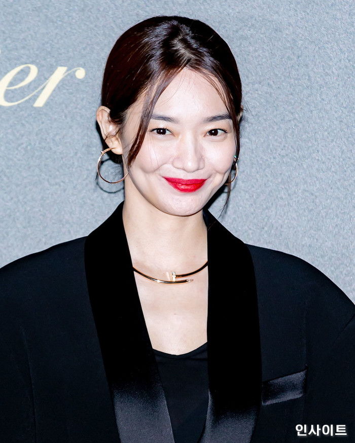 ‘난해한 패션’도 ‘얼굴’로 이겨버리는 어제자 신민아의 화려한 비주얼