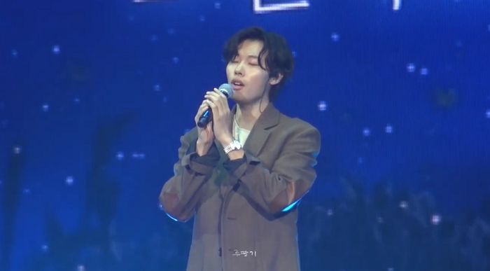 팬미팅서 감미로운 음색으로 ‘아이유-밤편지’ 커버한 류준열