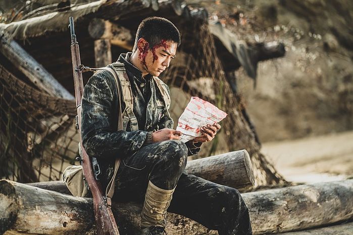 학도병 처절한 모습 살리기 위해 실제 ‘찬 바다’ 뛰어들어 수영한 ‘장사리’ 민호