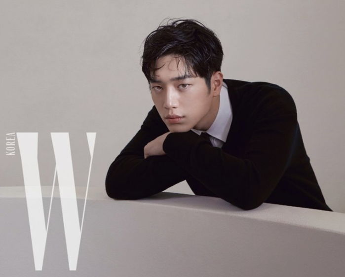 ‘턱’ 괸 평범한 포즈 해도 치명적인 ‘천상계 비주얼’ 서강준