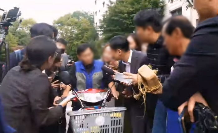 조국 장관 자택에 짜장면 배달 간 아저씨 바쁜데 붙잡고 ‘불꽃취재’하는 기자들