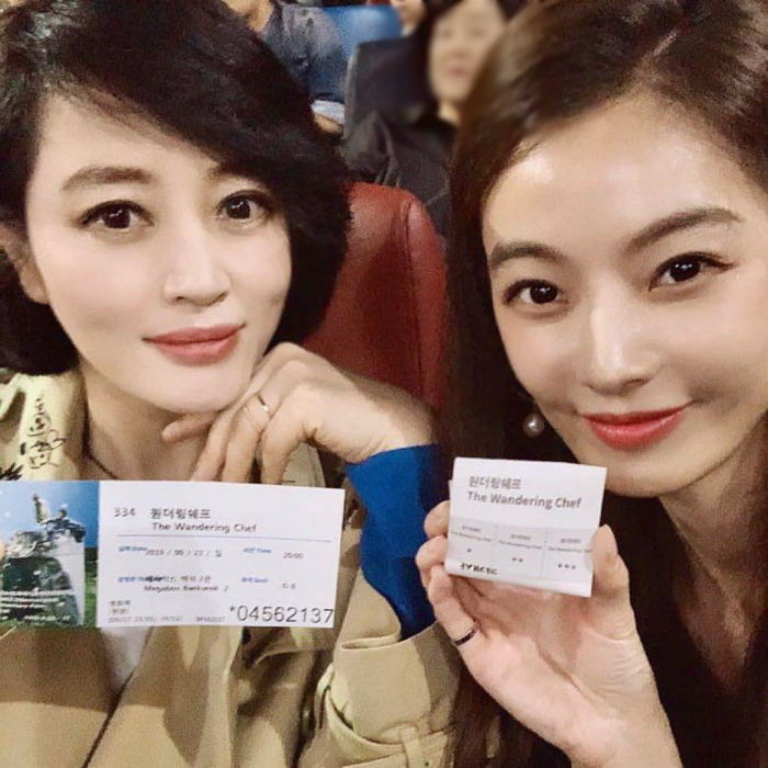 올해 ‘50살’인데 30대 뺨치는 ‘초동안 미모’ 뽐내는 김혜수