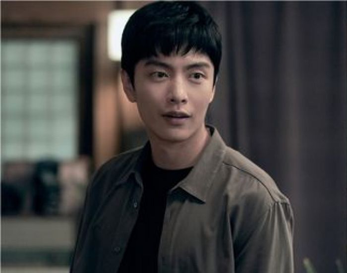 카리스마 넘치는 ‘열혈 형사’로 돌아오는 이민기의 최근 비주얼