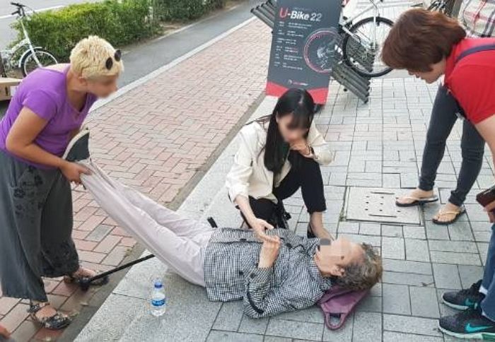 길가다 쓰러진 할머니 보고 응급 조치 다 한 뒤 홀연히 사라진 간호사 누나