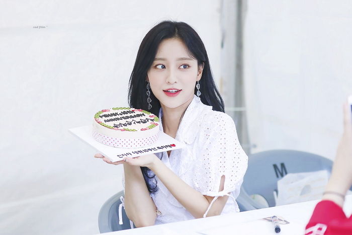 ‘흰 블라우스+핑크빛 화장’ 조합으로 상큼미 폭발한 ‘인간 복숭아’ 강민아