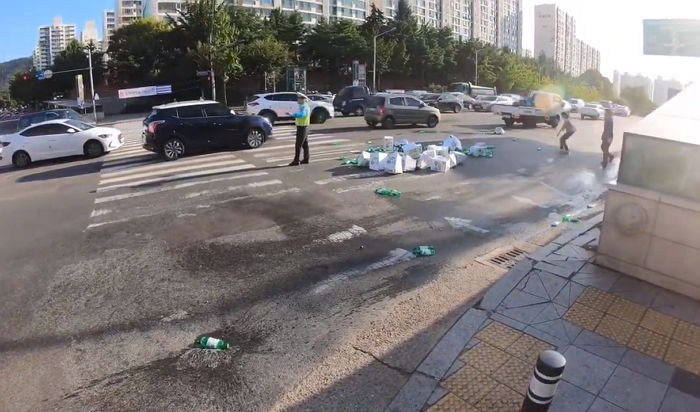 도로에 소주병 쏟아지자 달려나와 청소 도와준 훈훈한 대구 시민들