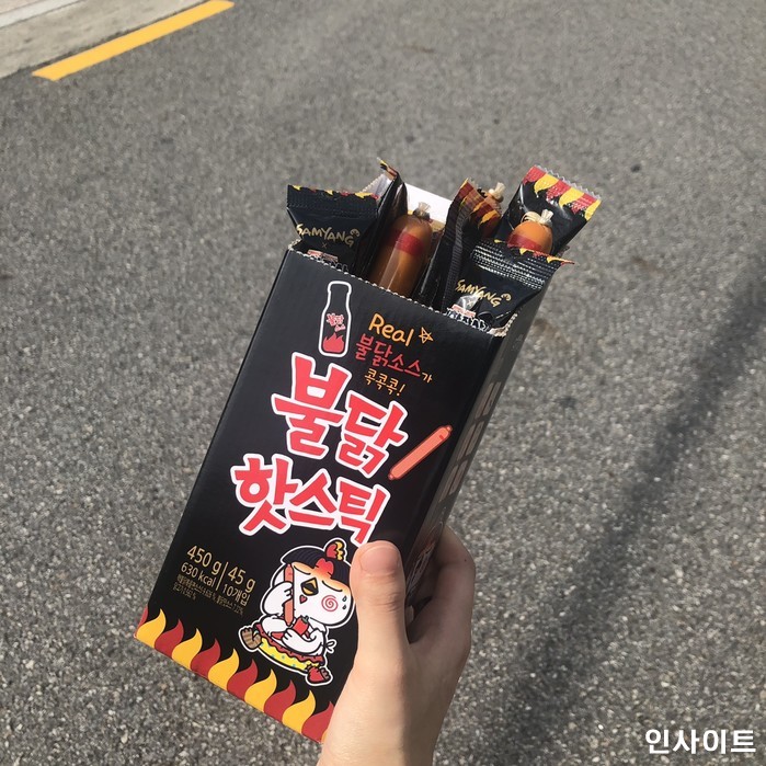 매콤한 불닭 알갱이가 콕콕 박혀 맵찔이는 손도 못대는 ‘천하장사 불닭 소시지’