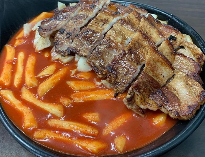 매콤달달 떡볶이에 삼겹살 이불처럼 덮은 ‘삼겹살 떡볶이’ 비주얼