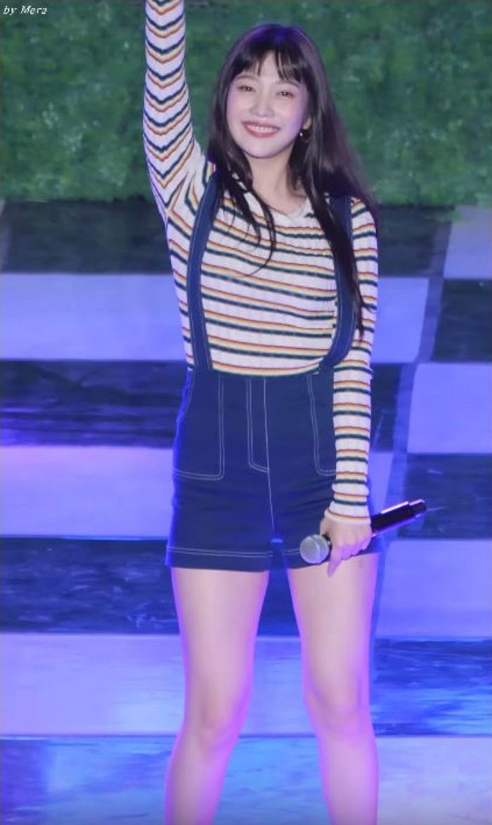 대학 축제서 ‘짧은 앞머리+눈웃음’으로 남학생 심장 요동치게 한 레드벨벳 조이