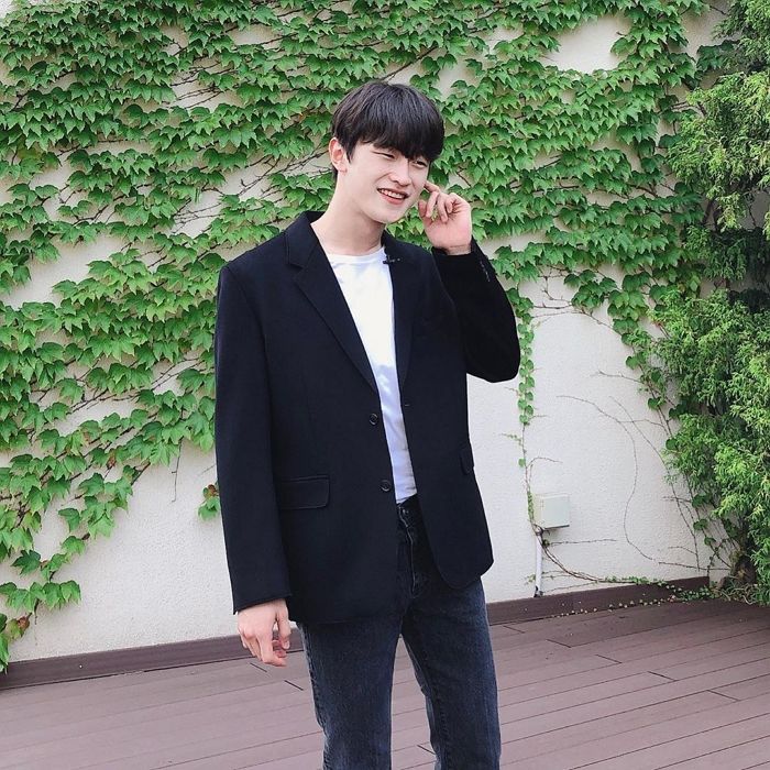 평범한 검정 재킷도 완벽하게 소화하는 ‘키 186cm’ 김도완