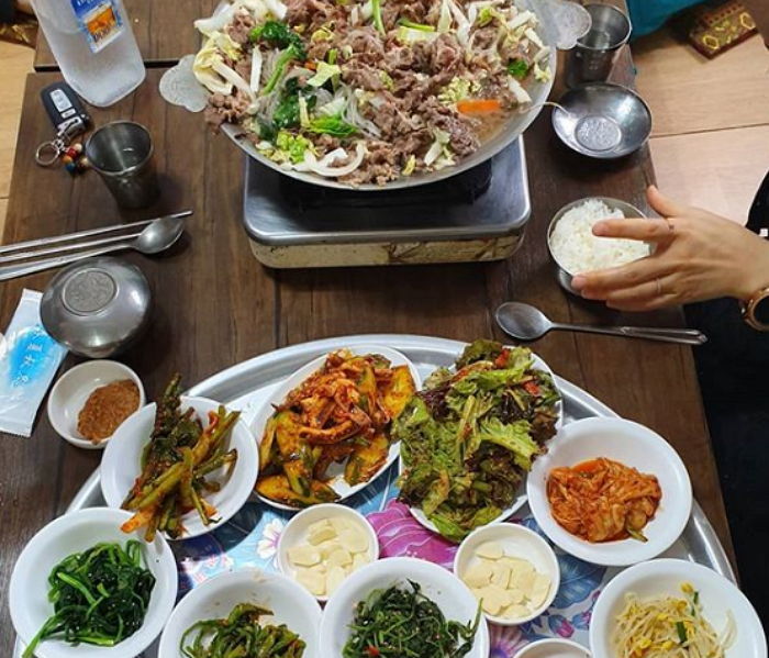 7천원에 ‘불고기+당면’ 탑처럼 쌓아줘 밥 2공기 순삭하는 ‘불고기 백반집’