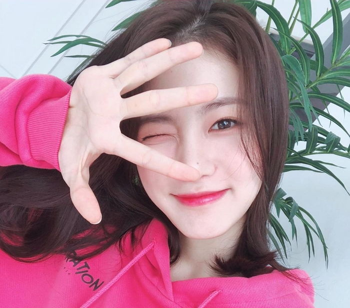 ‘핫핑크 후드’ 입고 대학교 새내기 같은 상큼함 뽐내는 신예은