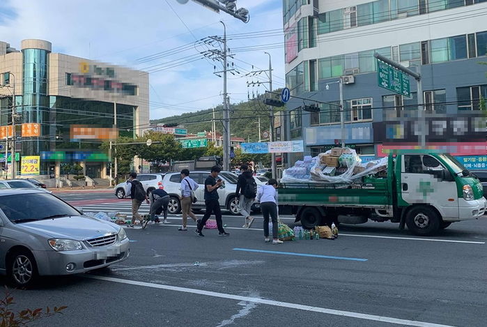 학교 끝나고 집 가다가 도로에 물건 쏟은 화물차 아저씨 도와준 대구 ‘매천고’ 학생들