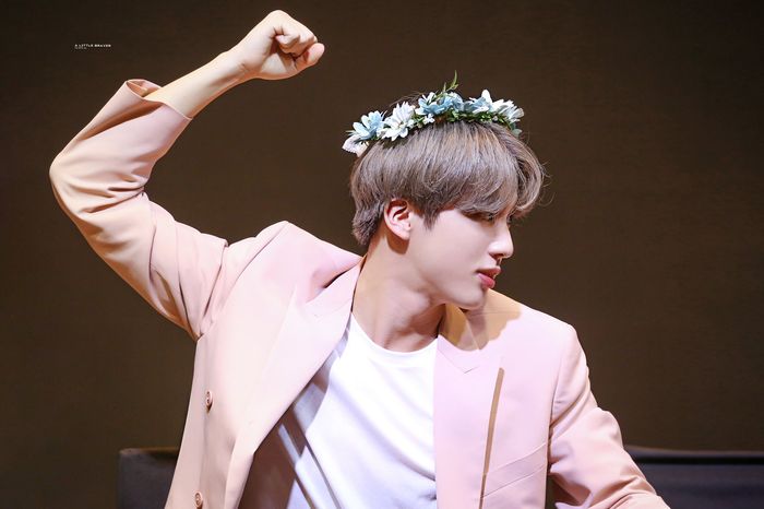 ‘높은 코+도톰 입술’ 때문에 빚어놓은 듯 예쁜 방탄 진 옆태