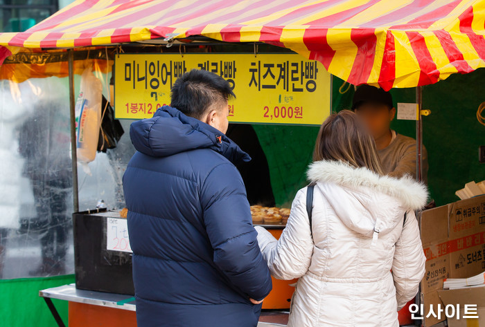 세금 안 내는 ‘붕어빵’ 불법 노점상 구청에 신고한 이웃 빵집 주인