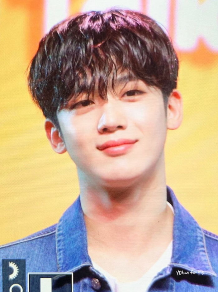 ‘흰 티+청재킷’ 걸쳤을 뿐인데 ‘청춘 드라마’ 주인공 같은 김요한