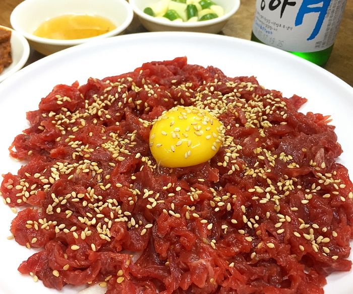 쫄깃 탱탱한 식감으로 노른자 톡 터트려 먹으면 입안서 춤추는 ‘광장시장 육회’