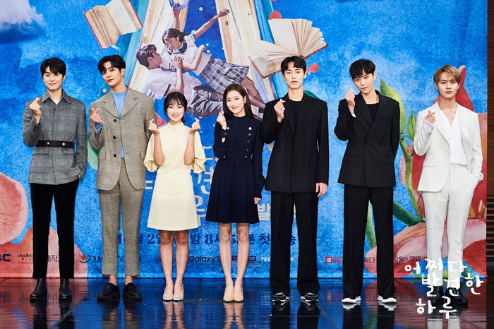 ‘32cm’ 키 차이로 대리 설렘 안긴다고 난리 난 김혜윤X로운 덩치 차이