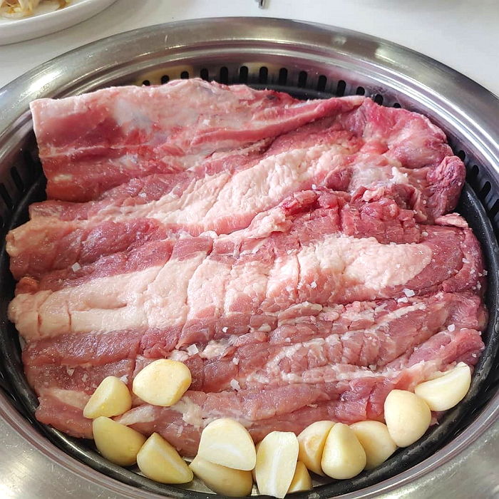 육즙 가득한 갈빗살이 입에서 살살 녹아내리는 고기 핫플 ‘마포 생갈비집’