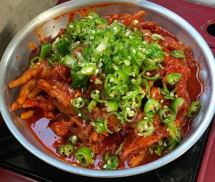 단돈 ‘9천원’이면 매콤한 닭발 배불리 먹을 수 있는 ‘노량진 닭발집’