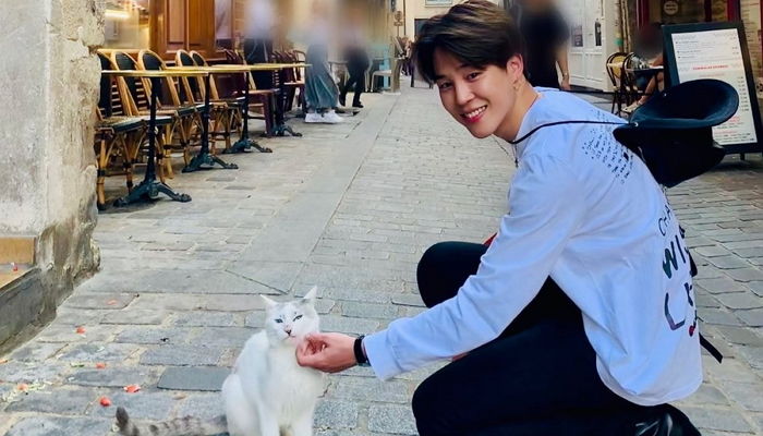 파리 여행 중 ‘흰 티+블랙 진’으로 ‘남친 짤’ 무한 생성한 방탄소년단 지민