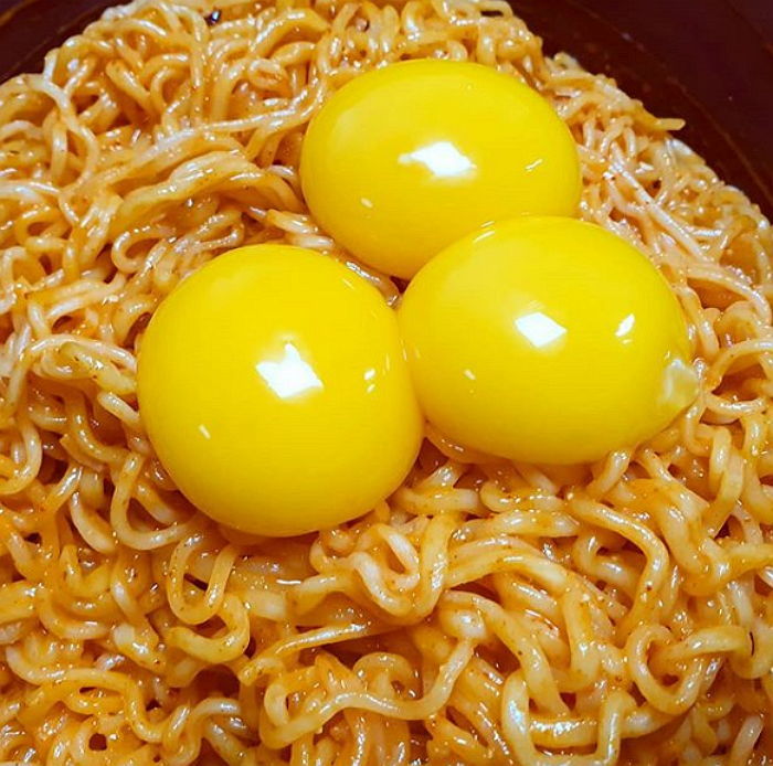 불닭소스랑 마요네즈 넣고 '쓱쓱' 비벼 먹는 매콤고소 '계란마요 비빔면' - 인사이트 불닭소스랑 마요네즈 넣고 '쓱쓱' 비벼 먹는 매콤고소 '계란마요 비빔면' - 인사이트
