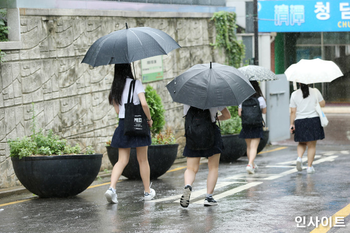 비 오는 월요일에 학교서 생리까지 터진 당신, ‘오늘의 운 더럽게 없는 분’으로 선정되었습니다