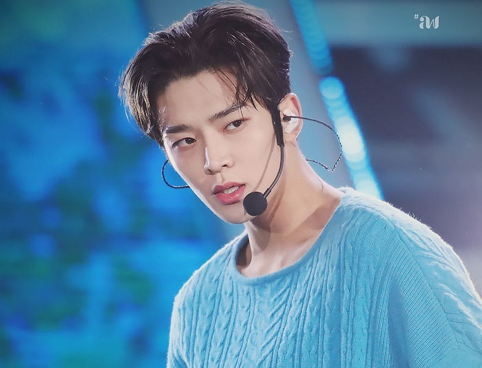 등 훅 파인 섹시 의상으로 ‘거대한 몸집’ 공개하며 소녀팬 설레게 한 ‘키 192cm’ 로운
