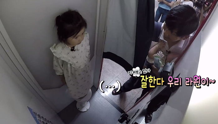 “아빠가 볼 때vs안 볼 때” 표정 확 달라지는 ‘새침데기’ 라원이 (영상)