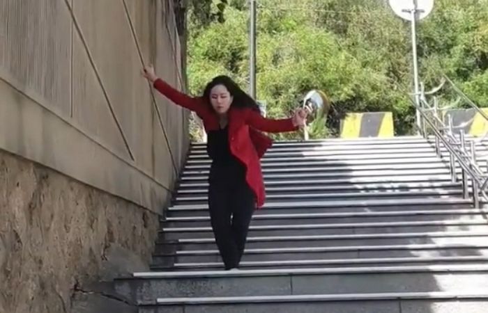 영화 ‘조커’에 푹 빠져 ‘조커병’ 말기 환자 된 여성이 계단 내려가는 방법