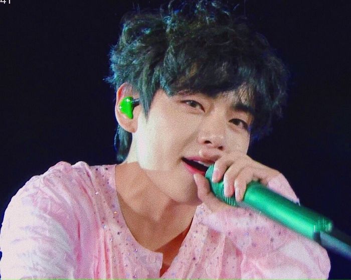 ‘흑발+뽀글 머리’로 변신하고 ‘댕댕미’ 발산한 어제(12일)자 방탄소년단 뷔