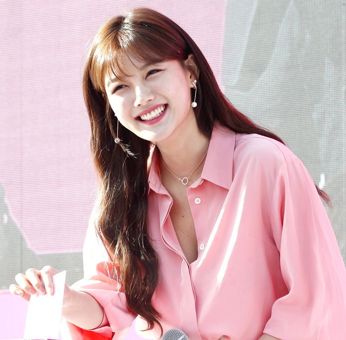 ‘반달 눈웃음’ 지으며 과즙 뚝뚝 떨어지는 ‘상큼 미모’ 뽐낸 오늘(13일)자 김유정