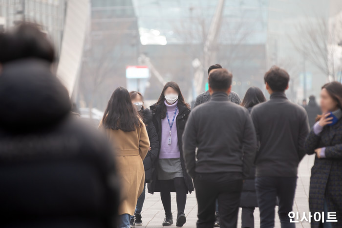 내일(15일) 최저 ‘5도’까지 떨어지고 ‘첫눈’ 내린다…“따뜻하게 입으세요”