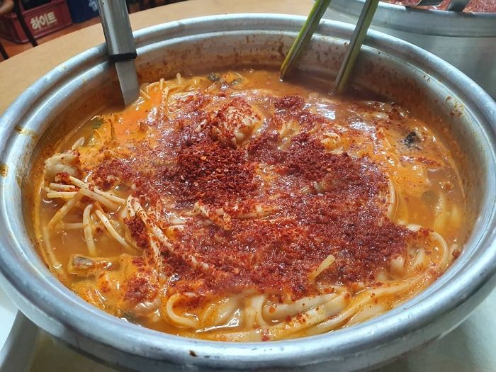 경상도 사람만 먹는다는 해산물 듬뿍 들어간 매콤걸쭉 ‘모리국수’
