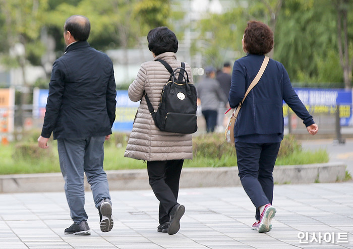 “시험기간 감기 조심하세요”···목요일인 내일(17일), 아침·저녁엔 덜덜, 낮엔 땀 뻘뻘