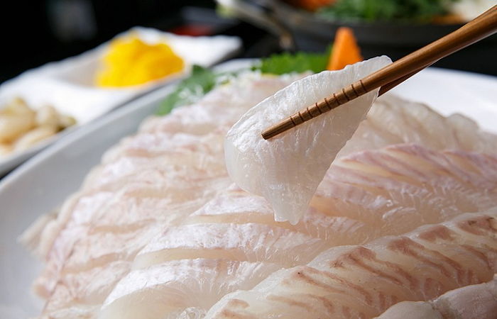 오늘(17일)부터 깻잎에 싸 먹으면 핵꿀맛인 ‘광어회’ 반값에 먹을 수 있다