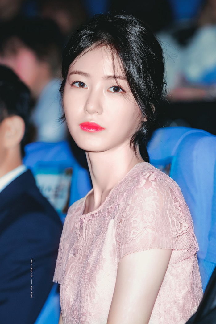 머리 대충 묶고도 ‘로맨스 영화’ 속 여주인공 미모 뽐내는 신예은