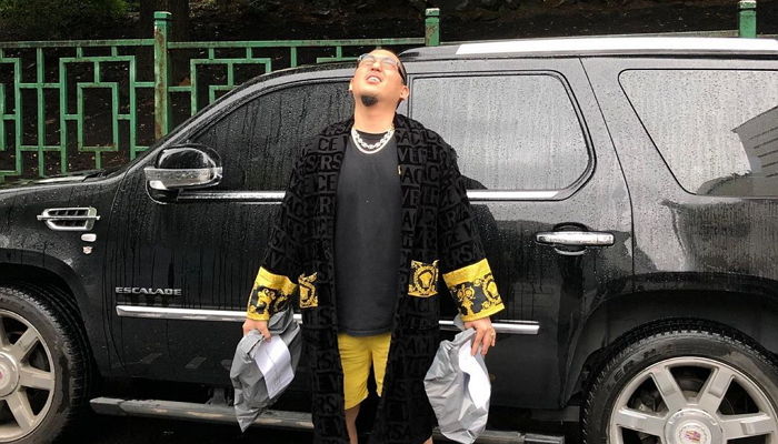 술 마시러 가는 팬에게 세지도 않고 ‘현금 뭉치’ 투척한 ‘상남자’ 염따