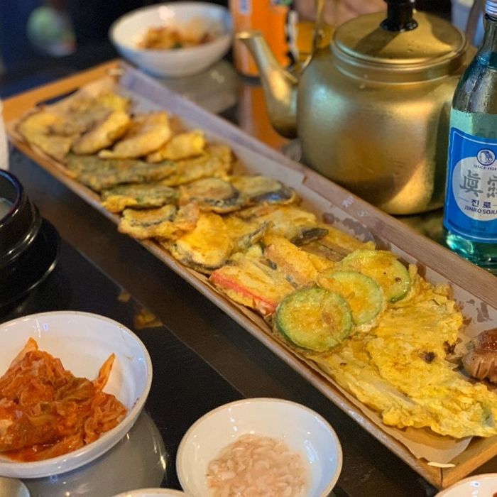60cm 접시에 한가득 쌓아줘 막걸리가 끊임없이 들어가는 1만 9천원짜리 ‘대왕 모둠전’