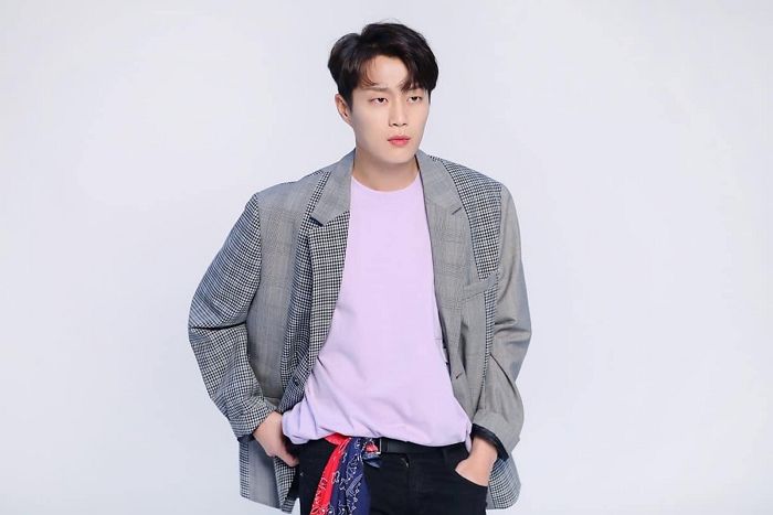 군대 간 윤두준 기다리는 ‘곰신’ 팬들 위해 소속사가 선물한 미공개 화보 사진