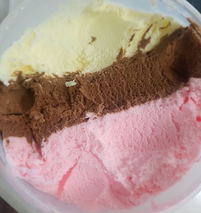 ‘바닐라+딸기+초코’ 아이스크림 한 달 동안 퍼먹을 수 있는 ‘10L짜리’ 괴물 용량 아이스크림