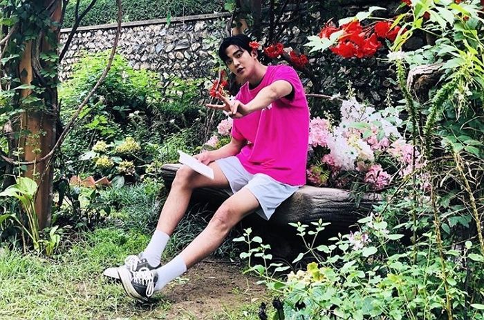 앉아 있는데도 비현실적인 다리 길이 뽐내는 ‘키 192cm’ 로운 일상 사진