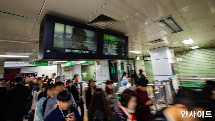 “지하철에서 냄새나는 ‘깻잎무침’을 흰쌀밥에 얹어 먹는 여성을 봤습니다”